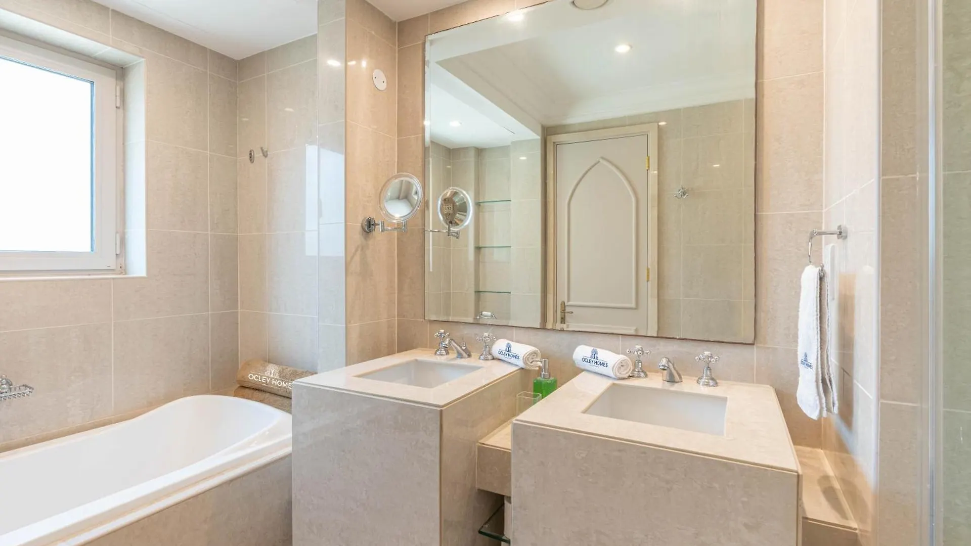 Upgraded Home With Direct Dubai Mall Access 0*,