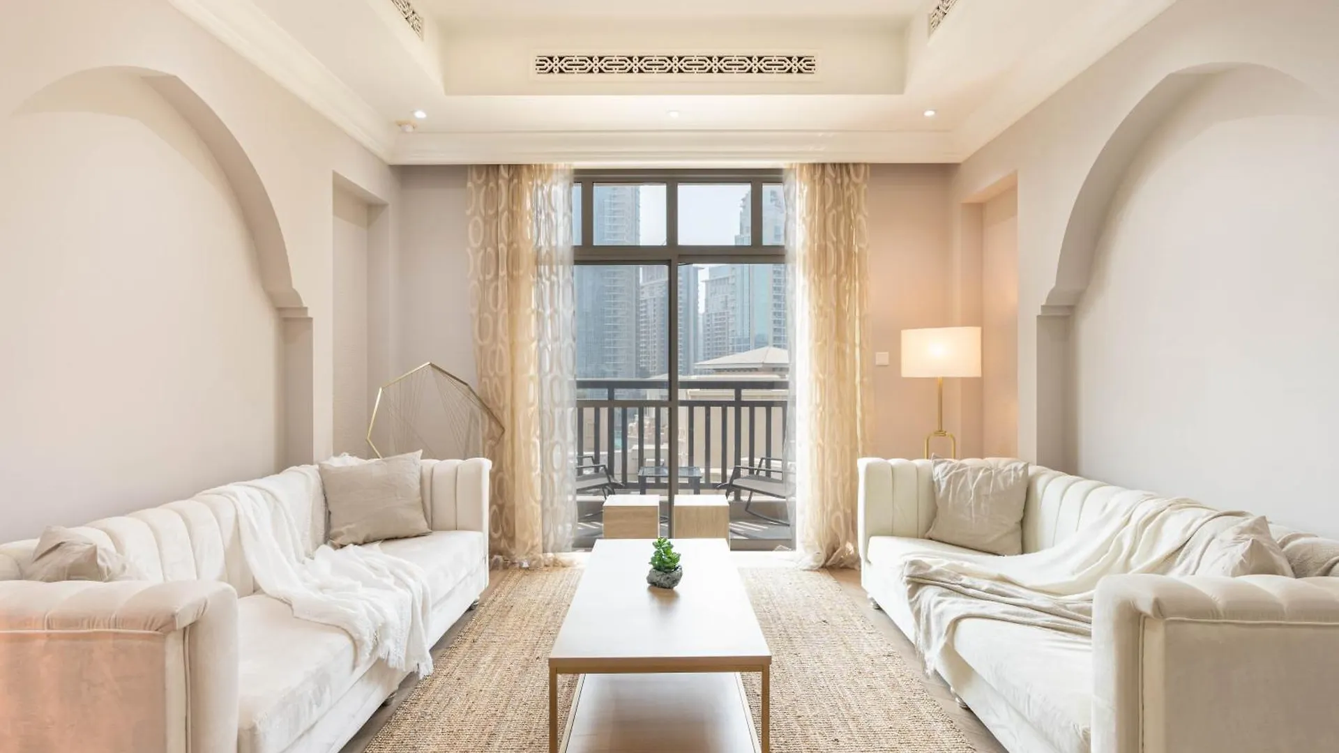 Upgraded Home With Direct Dubai Mall Access شقة